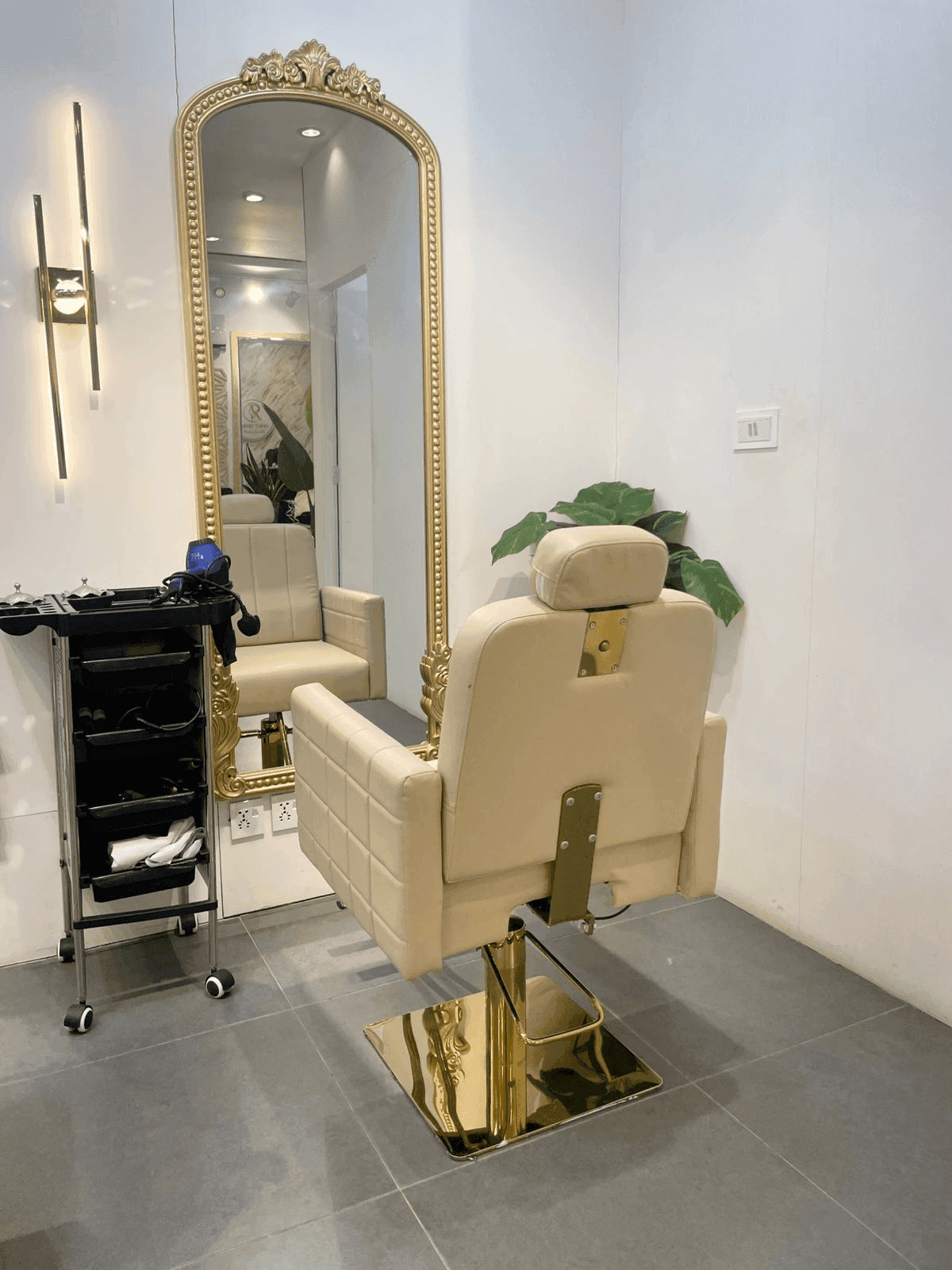 Inside Rabbiz Salon — reception